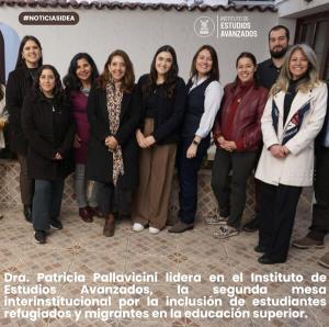 Mia poses in group photo with other attendees of the roundtable session; text on image reads "Dra. Patricia Pallavicini lidera en el Instituto de Estudios Avanzados, la segunda mesa interinstitucional por la inclusión de estudiantes refugiados y migrantes en la educación superior."