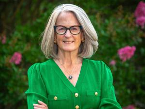 Dr. Ellen Scully-Russ headshot