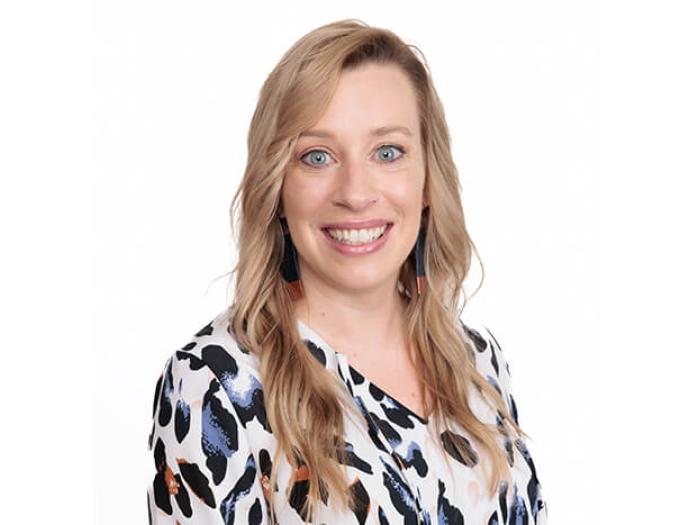 Holly Snyder headshot
