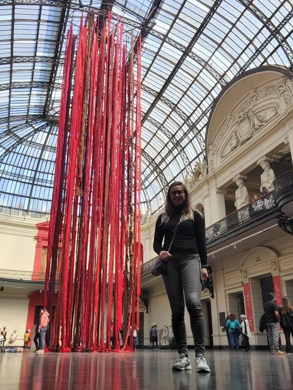 Caroline poses for photo in Museo Nacional de Bellas Artes